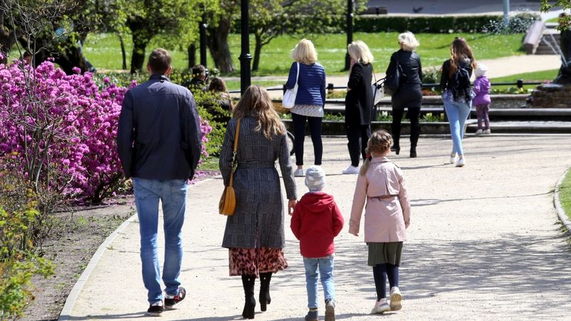 Pēdējā laikā Covid-19 visbiežāk izplatās ģimenes locekļu, kolēģu un draugu vidū