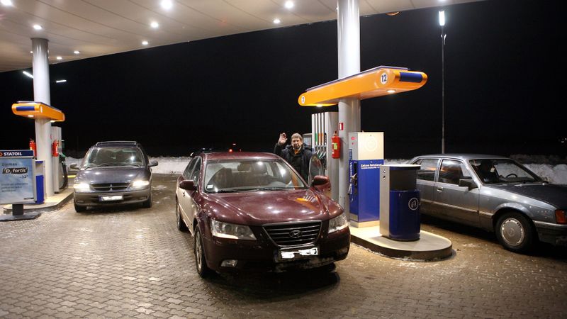 Benzīntankos no 1. jūlija sola zemākas cenas; būšot 10 miljonu ietaupījums