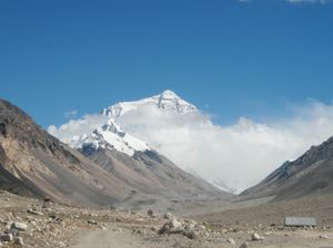 Rekordliels skaits alpīnistu uzkāpuši Everestā vienā dienā