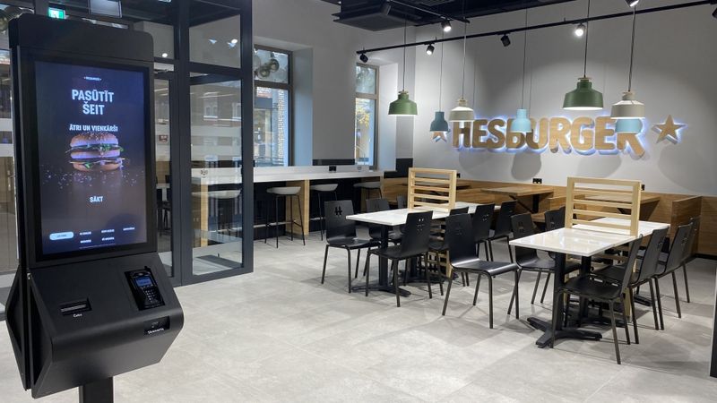 Investējot 1,8 miljonus eiro, rekonstruēts Hesburger restorāns Daugavpilī