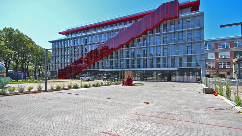 FOTO: Ekspluatācijā nodota biroju ēka RED LINE