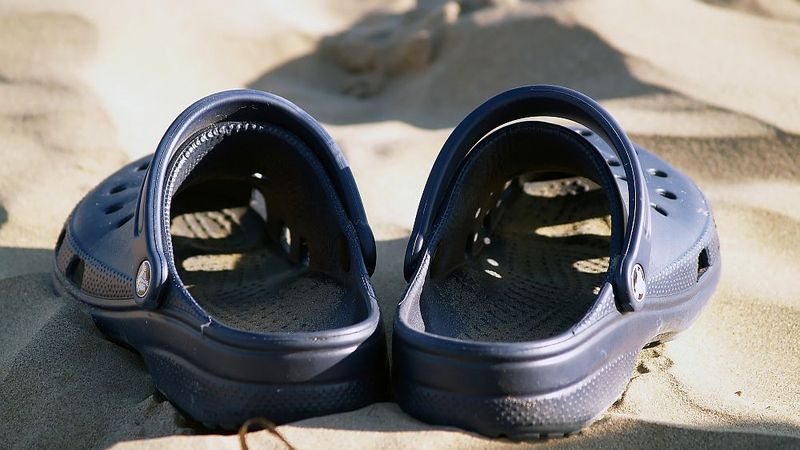 Crocs ziedo apavus Japānas katastrofā cietušajiem
