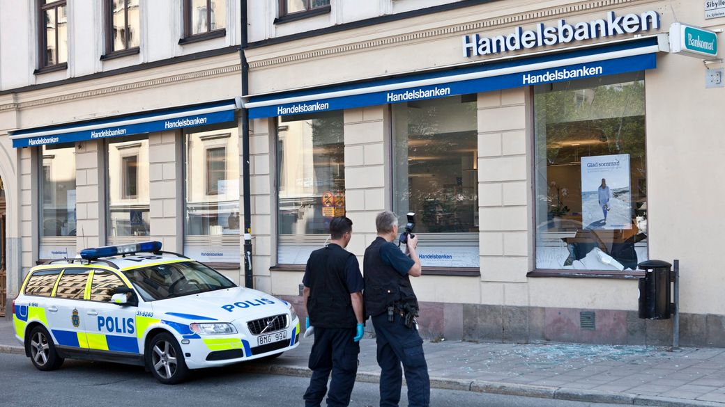 Stokholmā nepilnas stundas laikā aplaupītas divas bankas un valūtas maiņas punkts