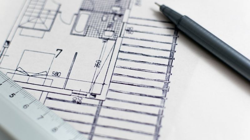 Privātmājas būvniecība «uz papīra» izskatās lieliska ideja, taču realitātē sagādā ne mazums raižu