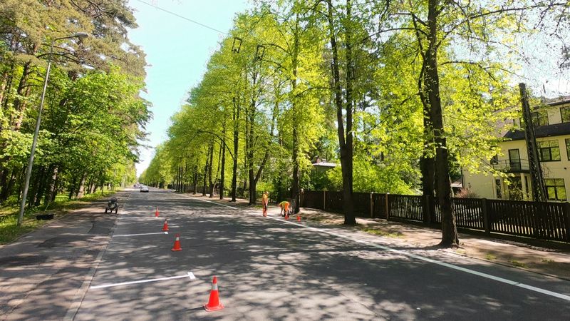 FOTO: Uzsākts darbs pie pagaidu velojoslu ieviešanas Rīgā