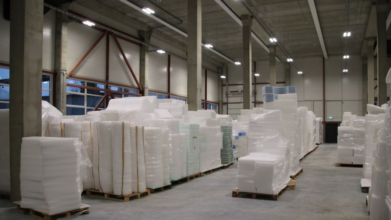 FOTO: Investējot 3,7 miljonus eiro, Valkā uzbūvēta jauna ražošanas ēka