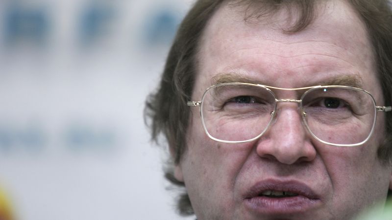 Mavrodi oficāli paziņo par finanšu piramīdas MMM-2011 krahu; sola naudu atmaksāt