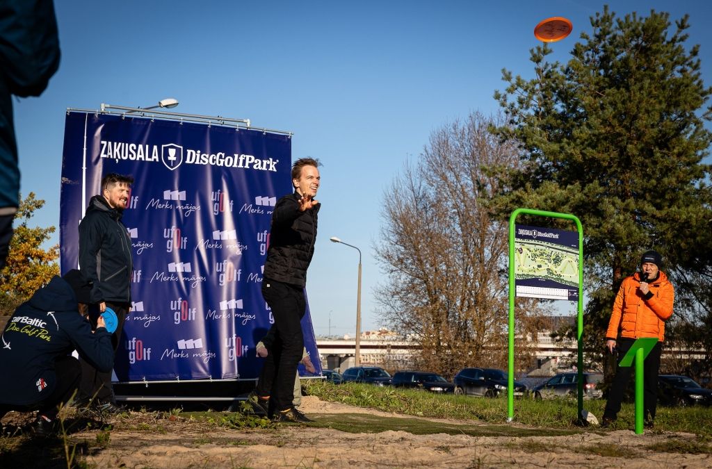 Rīgā atklāta jauna disku golfa trase Zaķusala Disc Golf Park
