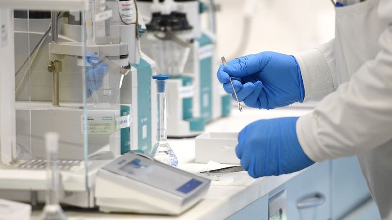 AstraZeneca aptur Covid-19 vakcīnas izmēģinājumu pēc brīvprātīgā saslimšanas