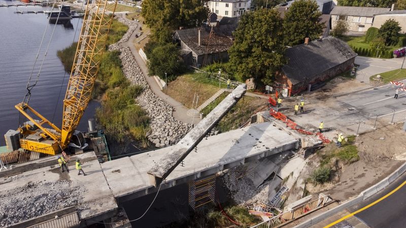 FOTO: Demontēts Salacgrīvas vecais tilts