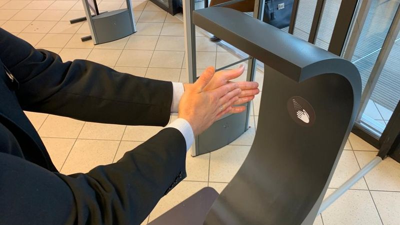Stockmann uzstāda inovatīvus roku dezinfekcijas stendus