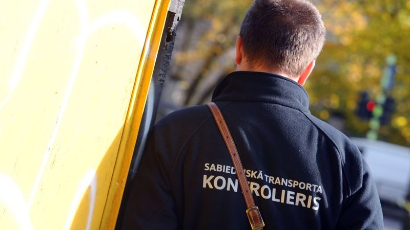 Rīgas sabiedriskā transporta «neatlaidīgākie zaķi» pretendē uz 40 latu sodu