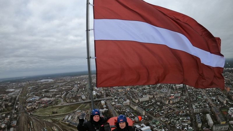 Valsts augstākajos sakaru torņos tradicionāli plīvo valsts karogi