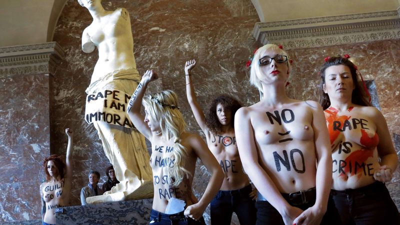 Puskailās Femen aktīvistes iekaro Luvras muzeju