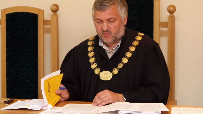 Strazds lūdz sevi atstādināt no tiesneša amata
