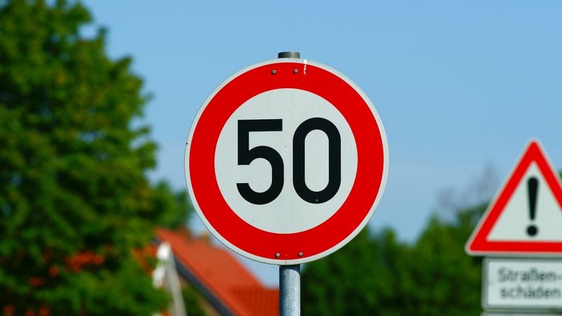 Spriedīs, vai apdzīvotās vietās ļaut braukt ne ātrāk kā 30 km/h
