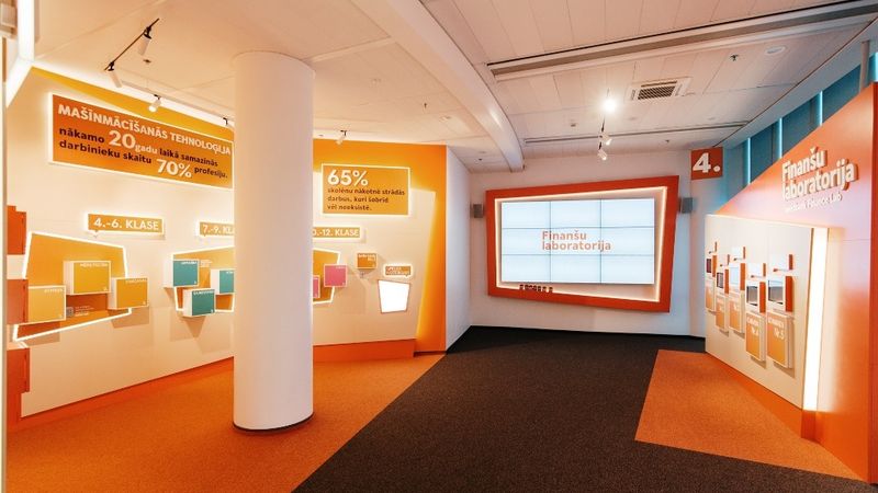Swedbank skolēnu izglītošanai atklājusi finanšu laboratoriju ar izlaušanās spēles elementiem