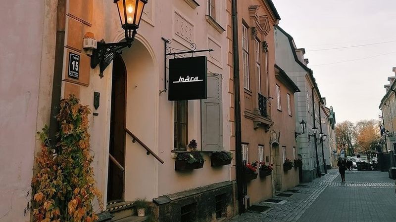 Covid-19 aizver suvenīru tirgotāju durvis