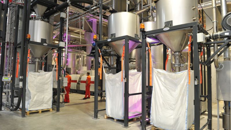 Investējot 3,7 miljonus, Jelgavā atklāta PET granulu ražotne
