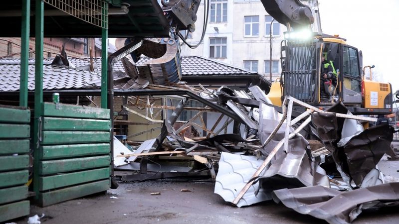 FOTO: Centrāltirgus kiosku demontāža turpināsies līdz 9.martam
