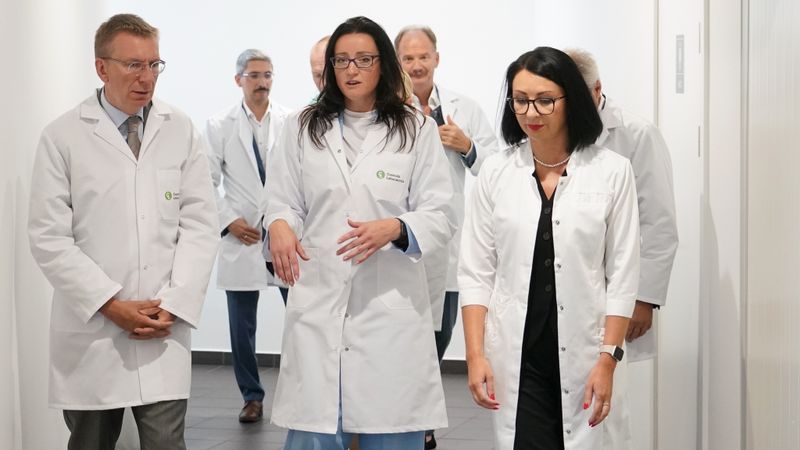 FOTO: Valsts prezidents apmeklē Centrālo laboratoriju