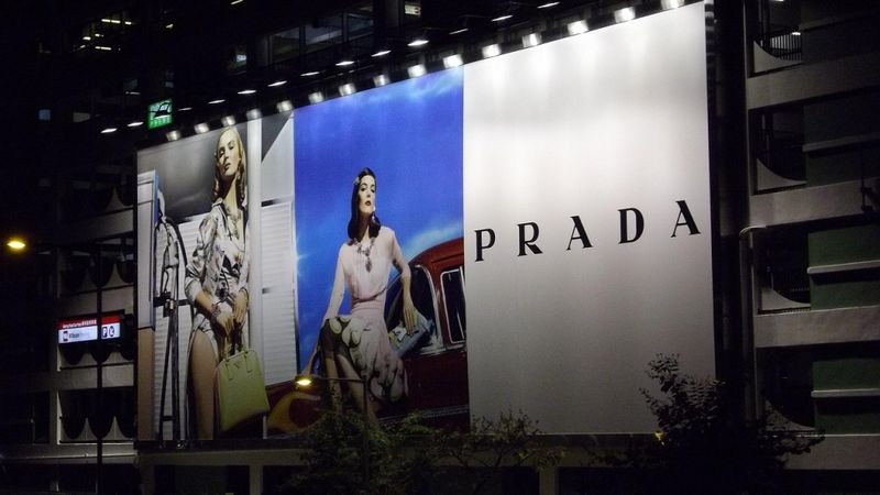 Prada iegādāsies konkurentu Versace par 1,25 miljardiem eiro