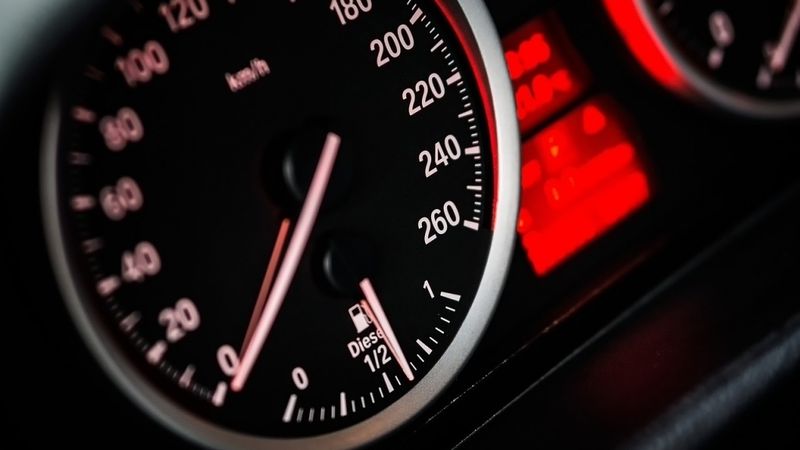 Latvijā krītas ar benzīndzinēju darbināmo auto pārdošana