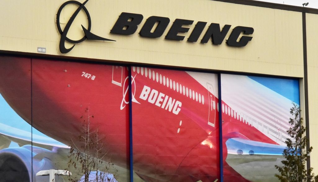 EK padziļināti izmeklēs Boeing plānus izveidot kopuzņēmumu ar Embraer