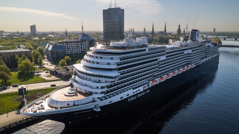 FOTO: Rīgas ostā piestājis luksusa klases kruīza laineris Rotterdam