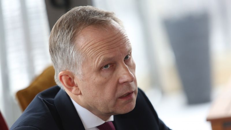 Papildināta - Rimšēvičam aizliegts izbraukt no valsts un ieņemt Latvijas Bankas prezidenta amatu