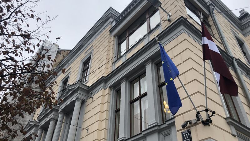 FOTO: Tērējot 200 tūkstošus eiro, atjaunota Kultūras ministrijas ēkas fasāde
