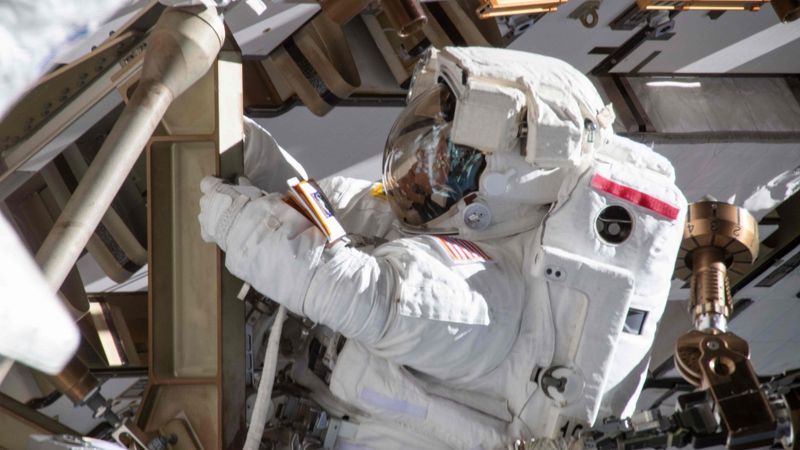 NASA atceļ pirmo sieviešu izgājienu kosmosā