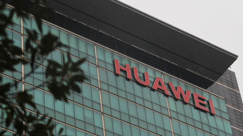 FOTO: Huawei ļauj ielūkoties savā ražotnē un laboratorijās