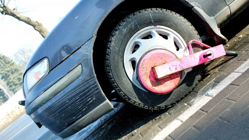 Rīgā atkal ieviesīs automašīnu riteņu bloķēšanu