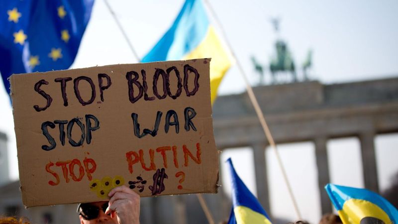 ES vienojas par Krievijas sankciju projektu; ja tas nelīdzēs, sankcijas iespējamas arī pret Putinu