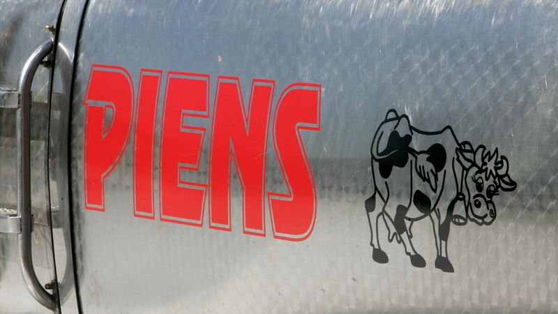 Šolks: Piena iepirkuma cena turpinās krist