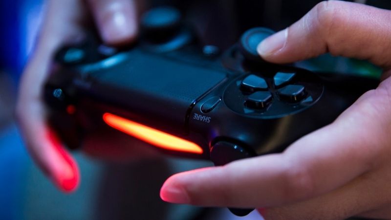 Sūdzību dēļ no PlayStation veikaliem izņemta videospēle Cyberpunk 2077
