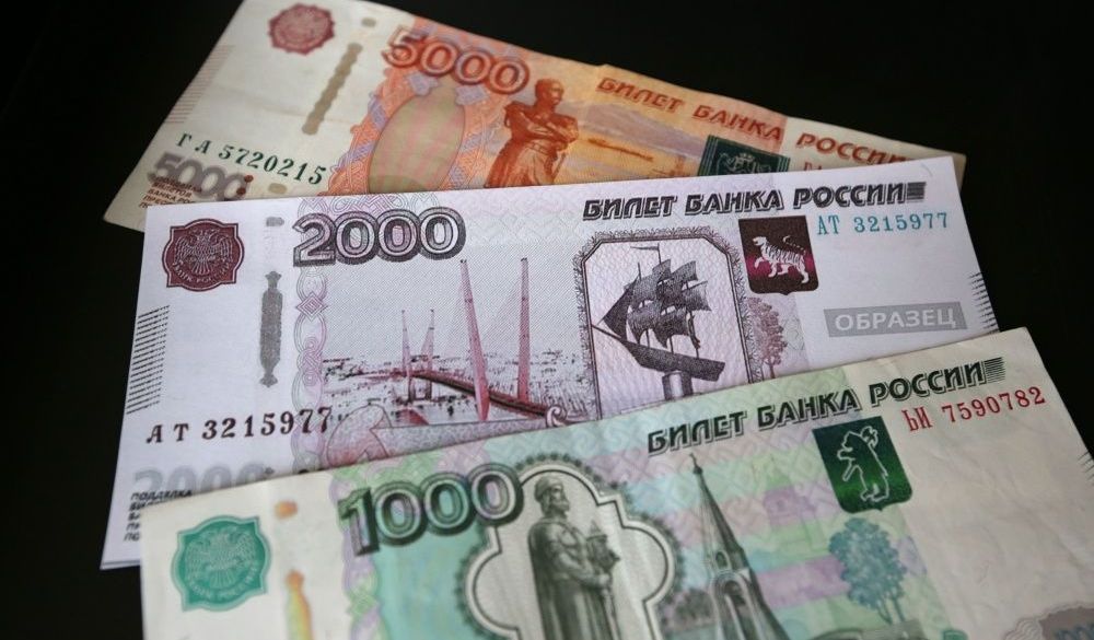 Rublis aizvada labāko mēnesi vēsturē