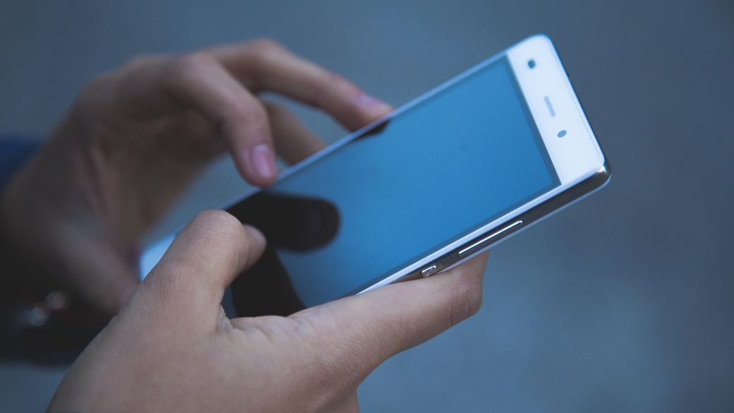 Polija plāno aizliegt mobilos tālruņus pamatskolās