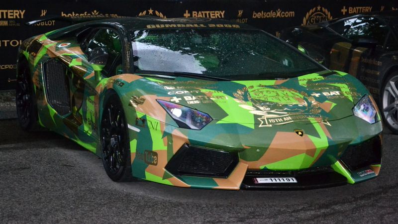 Rīgā centrā pulcējas Gumball 3000 dalībnieki