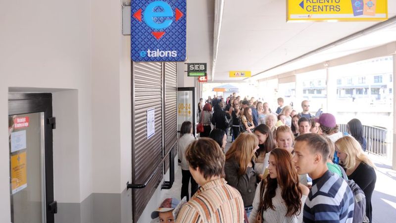 E-talonu tirdzniecības vietās izveidojušās pamatīgas skolēnu un studentu rindas