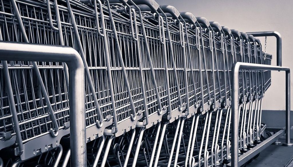 KP konstatējusi aizliegtas vienošanās pazīmes divu lielāko pārtikas mazumtirdzniecības uzņēmumu starpā