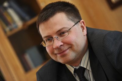 Dombrovskis: pievienošanās eirozonai nav biļete uz Titāniku