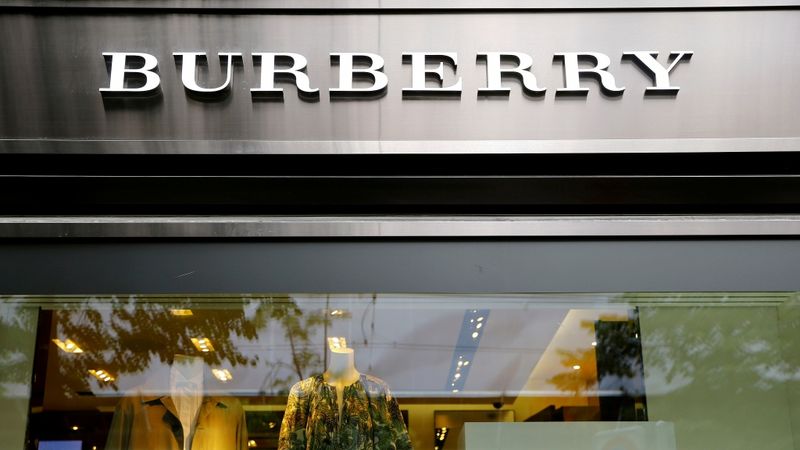 Burberry sadedzina somas, apģērbu un smaržas vairāku miljonu vērtībā