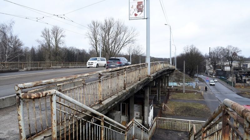 Būvnieki draud 1.janvārī slēgt tramvaju satiksmi pār Brasas tiltu