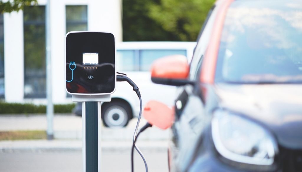 Deloitte: Eiropai risks kļūt aizvien atkarīgākai no Ķīnas elektroauto akumulatoru jomā