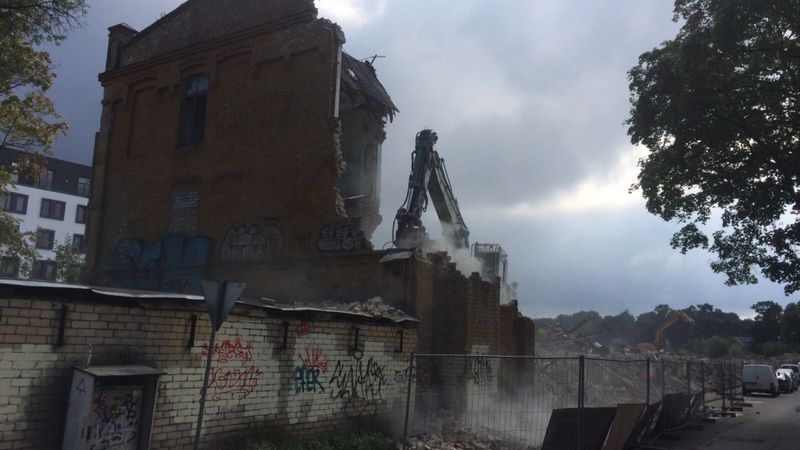FOTO: Zeķu fabrika Aurora tiek nolīdzināta līdz ar zemi