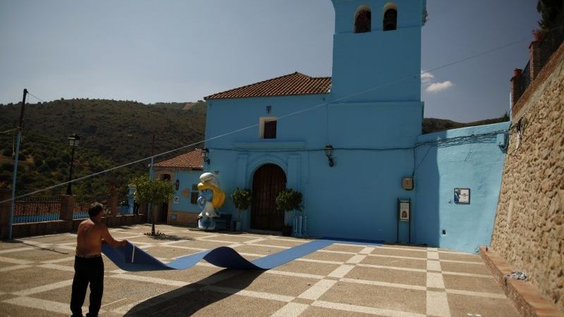 Spānijas Juzcar ciems saglabās zilo krāsu