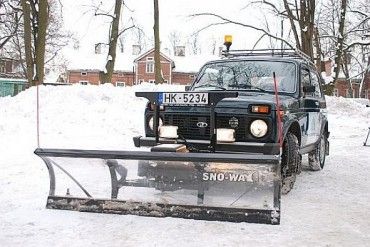 Arī Sniega Ņivas palīdz tīrīt ceļus; šķūrē sniegu Pārdaugavā