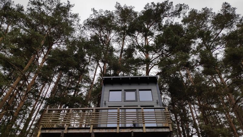 FOTO: Tērvetē ierīko glempinga namiņu kokos